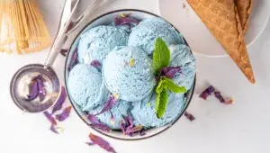 Klitorií můžete obarvit třeba zmrzlinu...