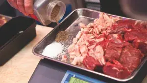 Hovězí klobásky - příprava masa