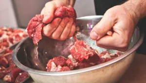 Hovězí klobásky - solení masa