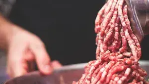 Hovězí klobásky - mletí masa