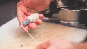 Hovězí klobásky - navlékání střívek