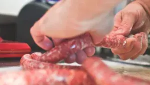 Hovězí klobásky - plnění klobás