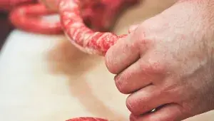 Hovězí klobásky - oddělování klobás