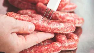 Hovězí klobásky - dokončení klobás