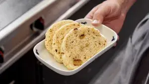 Svatomartinská husa: Tři přílohy, které porazí houskový knedlík! Recepty od šéfkuchaře z Lokálu na karlovarský, špekový a bramborové lokše!