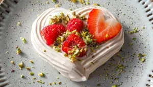 Mini Pavlova ve tvaru srdce se šlehačkou a ovocem