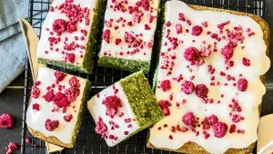 Kopřivový koláč s citronovou polevou