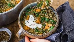 Kořeněná dýňovo-čočková polévka se špenátem