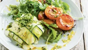 Kozí sýr v kabátku z cukety a salát s grilovanými meruňkami