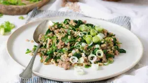 Kroupy se špenátem a mletým vepřovým masem