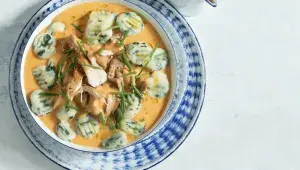 Kuře na čerstvé paprice se špenátovými noky