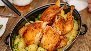 Dokonalé pečené kuře nepotřebuje mnoho ingrediencí, ale především čas a pečlivost