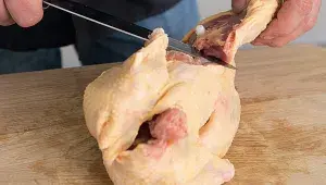 Porcování kuřete – odříznutí stehen
