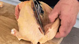 Porcování kuřete – naříznutí podél hrudní kosti