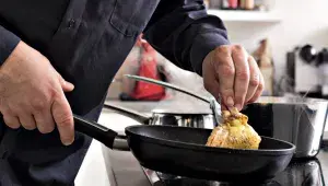 Kuřecí supreme - kontrola masa při opékání