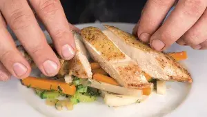 Kuřecí supreme se zeleninou na cideru & estragonovou omáčkou – podávání