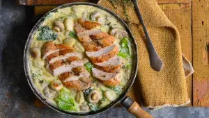 Kuře z jedné pánve se smetanovou omáčkou, žampiony a gnocchi