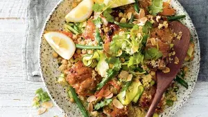 Kuskus s pikantním kuřecím masem a cizrnou