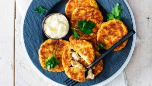 Květákové placičky se sýrem a tatarkou