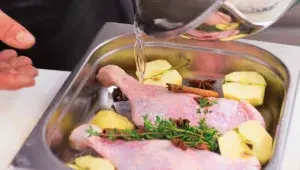 Kachna s červeným zelím, jablkovým pyré a polentou - příprava masa