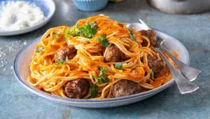 Masové koule se špagetami a rajčatovo-paprikovou omáčkou