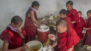 Mniši v klášteře