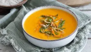 Mrkvová polévka s bílým mákem