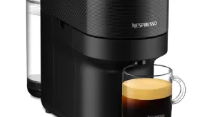 Kávovar Vertuo POP v černé barvě.