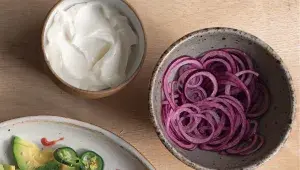 Nakládaná červená cibule