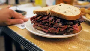 Pastrami sendvič v Katz´s Delicatessen