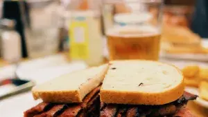 Pastrami sendvič v Katz´s Delicatessen