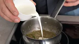 Estragonová omáčka - přidání smetany