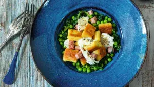 Opékané noky se šunkou a hráškem