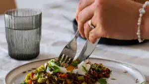 Horská čočka s kořenovou zeleninou a se zastřeným vejcem