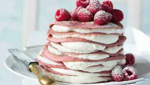 Palačinkový dort s malinami