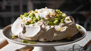 Pavlova s bezovým sirupem a kiwi
