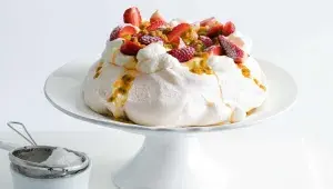 Pavlova s mučenkou a jahodami