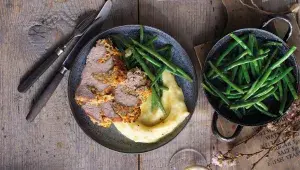 Pečené telecí s pestrou nádivkou, kaší a fazolkami