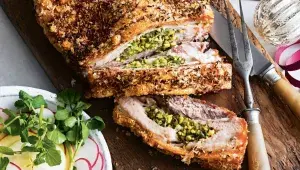 Pečený vepřový bůček s pistáciovo-olivovou nádivkou