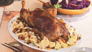 Svatomartinská husa: Recept na maso, které se rozpadá, a kůži, která křupe! Co je klíčem k dokonalé huse?