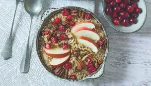 Pečené vločky s klikvou a jablky