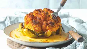 Pečený celý květák se sýrovo-pivní omáčkou