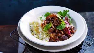 Perské jehněčí s rebarborou a rýží na způsob čelow