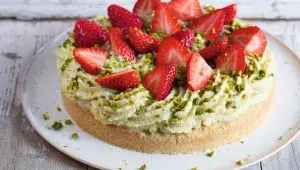 Pistáciový dort s jahodami