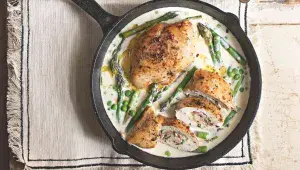 Plněná kuřecí prsa ve smetanové omáčce s chřestem a hráškem