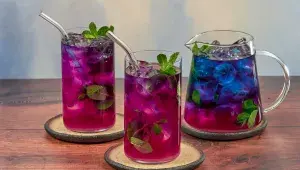 Po přidání citronu nápoj efektně změní barvu