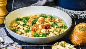 Polévka s kopřivami, bílými fazolemi a klobáskami