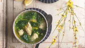 Polévka s hráškem, špenátem a krupicovými nočky