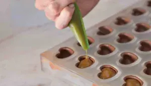 Pralinky z mléčné čokolády s citronovým karamelem