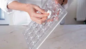 Pralinky z mléčné čokolády s citronovým karamelem